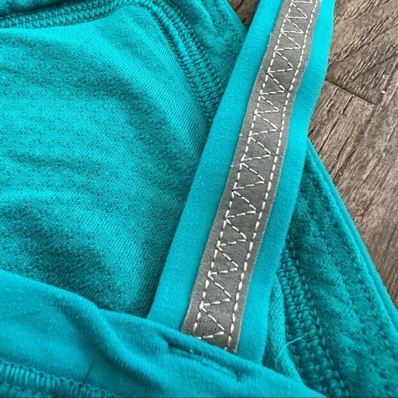 Lululemon Athletica Teal Light it Up Reflective Tank Top in Surge size 8 - Picture 8 of 11